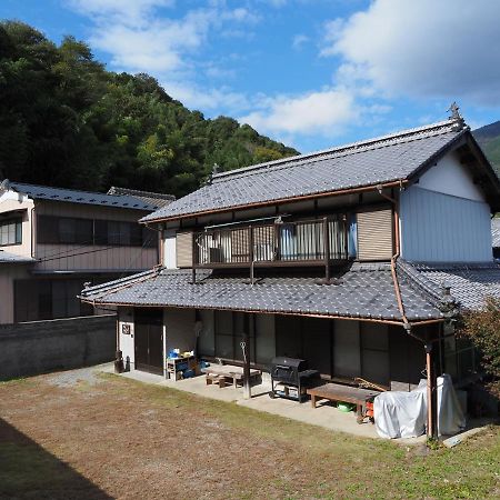 四国旅行のhub拠点 古民家ゲストハウス Heso Camp Мійоші Екстер'єр фото