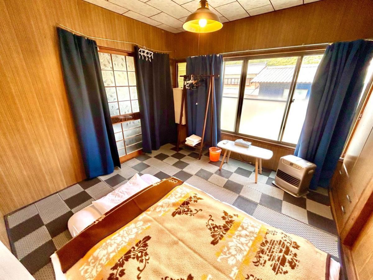 四国旅行のhub拠点 古民家ゲストハウス Heso Camp Мійоші Екстер'єр фото